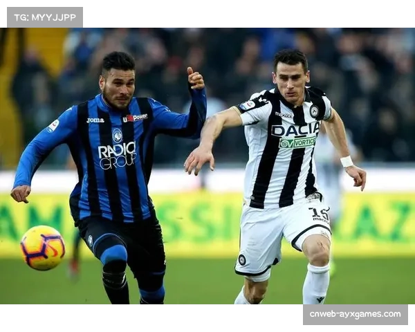 实时：都灵对阵热那亚，比赛节奏缓慢，双方专注于中场身体对抗与球权争夺。